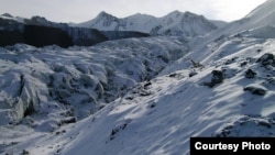 Ледник Давыдова трещит и ползет под тяжестью отвалов с рудника. Фото Михаила Караванова