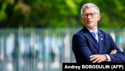 Андрій Мельник, який покидає свою посаду посла України в Німеччині, очікує на прем’єр-міністра України у дворі Канцелярії в Берліні, 4 вересня 2022 року