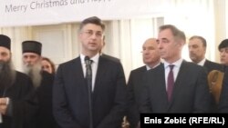 Andrej Plenković, premijer Hrvatske, govori na tradicionalnom skupu Srpskog nacionalnog saveta pred pravoslavni Božić 5. januara 2016. Lijevo od njega je Milorad Pupovac, predsjednik Samostalne demokratske srpske stranke (SDSS) koja podržava Plenkovićevu vladu.