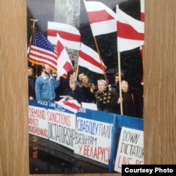 Пікет у абарону беларускіх палітвязьняў, сакавік 1998, Нью-Ёрк. Юлія Андрусышын крайняя справа (па цэнтру - Івонка Сурвіла)