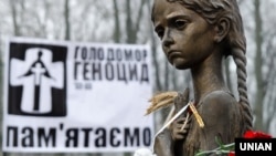 Skulptura djevojke s klasovima u rukama na području Nacionalnog muzeja Holodomor-genocid, koji sadrži brojne dokumentarne materijale, Kijev.