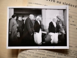 Un dosar la care Europa Liberă a primit acces conține o fotografie a Maicii Tereza (a doua de la dreapta), care a ajuns pe aeroportul din Praga în 1984. Poliția secretă a vrut să documenteze persoanele care au salutat-o pe celebra călugăriță catolică atunci când ea a intrat în țară .
