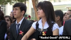 Выпускники одной из душанбинских школ. Архивное фото