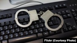 Каб атрымаць ярлык «сям’і, што знаходзіцца ў сацыяльна небясьпечным становішчы», можа хапіць нават «лайку» ў сацсетках