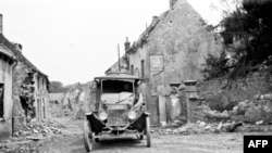 Na prvi ratni Božić, 25. decembra 1914, britanski i nemački vojnici u Francuskoj i Belgiji prestali su da pucaju jedni na druge, izašli iz blatnjavih rovova i na ničijoj zemlji razmenili hranu i poklone. (Fotografija iz ratnog perioda u Belgiji)