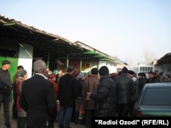 Тоҷирон аз қарори бастани бозори марказии ноҳияи Ҷаббор Расулов норозианд