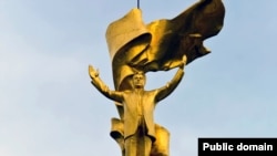 Сапармурат Ниязов өлгөндөн кийин анын алтын жалатылган монументи шаар четине жылдырылган.