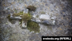 Крыж на магіле, стары ямогілкі ў Горадні. Ілюстрацыйнае фота