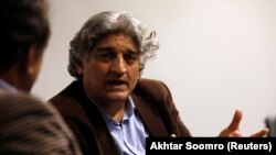 مطیع الله جان په اسلام اباد کې په خپل دفتر کې رویټرز اژانس ته د مرکې ورکولو پر مهال - د ۲۰۱۹ز کال انځور.