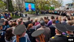 Крымдын жашоочулары түз эфирди көрүүдө. 17-апрель.