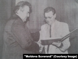 „Moldova Suverană”, 30 iulie 1994 – președintele republicii, Mircea Snegur, și șeful legislativului, Petru Lucinschi, se felicită reciproc cu ocazia adoptării Constituției.