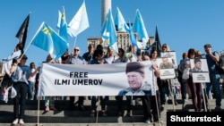 Акція на підтримку ув'язненого в окупованому Криму заступника голови Меджлісу кримськотатарського народу Ільмі Умерова. Київ, майдан Незалежності, 26 серпня 2016 року