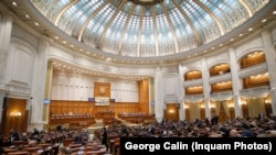 Senatorii au adoptat în iunie 2023 o lege care sancționează modificările deepfake, fără a introduce însă pedepse cu închisoarea.