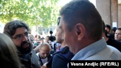 Radomir Lazović prilikom pokušaja uručivanja "ostavke" gradskim čelnicima