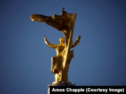 Золотая статуя Ниязова больше не вращается за солнцем.