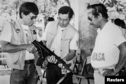 როდრიგო დუტერტე (მარცხნივ) 1980-იანი წლების ბოლოს, როდესაც ის ქალაქ დავაოს მერი იყო