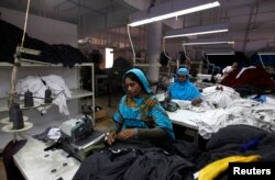 په پاکستان کې مېرمنې هم د نساجۍ فابریکو کې کار کوي.