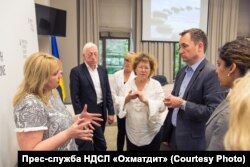 Директор НДСД «Охматдит» Ірина Садов'як та віце-президент SickKids Джефф Майнленд