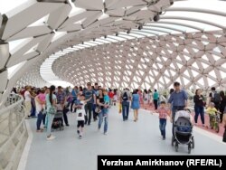 Астана күніне Атырау облысы сыйлаған көпір. Астана, 6 шілде 2018 жыл.