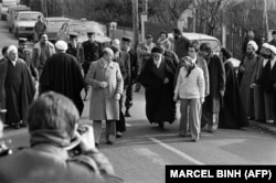 آیت‌الله خمینی تنها یک روز پیش از ترک پاریس به مقصد تهران در بهمن ۵۷