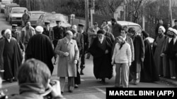 აიათოლა რუჰოლა ხომეინი ტოვებს თავის ვილას საფრანგეთში და თეირანში გასამგზავრებლად ემზადება. 1979 წლის 31 იანვარი.