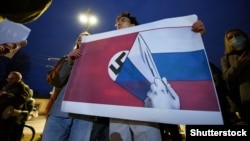 Плакат во время протеста у посольства России в Молдове против полномасштабного вторжения РФ в Украину. Кишинев, 24 февраля 2022 года