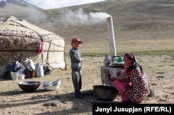 Гүлкайырдын кайын сиңдиси тамак жасап жаткан маал