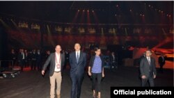 Президент Алиев жубайы менен Кристал сарайды кыдырууда