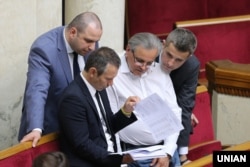 Лідер парламентської фракції «Голос» Сергій Рахманін (у центрі)