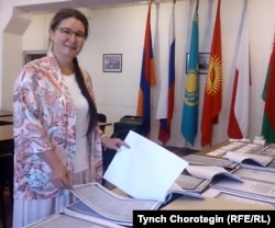 Кандидат исторических наук Чинара Исраилова-Харьехузен во время передачи копий документов из германского архива кайзеровского времени Архивному агентству Кыргызстана. 29.8.2016.