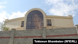 Атамбаевдин үйү делген имарат.