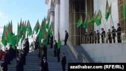 Türkmen studentleriniň ýokary okuw jaýlarynda bilim alýan wagtynyň esli bölegi çärelere gatnaşmakda geçýär. (Arhiw suraty) 