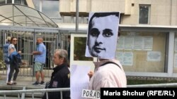 Відвідувачі посольства ні про що не запитували і дивилися на демонстрацію з відстані