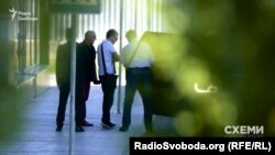 Депутат Хомутиннік виходить з аеропорту