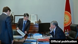 Президент Алмазбек Атамбаев и гендиректор ГП «НК «Кыргыз темир жолу» Аргынбек Малабаев