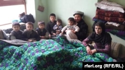 د صندلۍ يو انځور چې د يوې کورنۍ غړي ترې راتاو دي - ارشيف