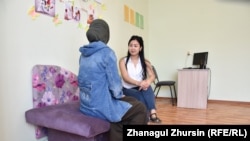 Сириядан кайтарылган келин психолог менен сүйлөшүүдө.