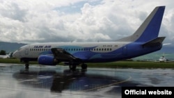 "Тажик Эйрдин" Боинг–737-300 учагы, Душанбе эл аралык аба майданы, Тажикстан.