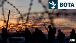 Migrantët duke e kaluar kufirin mes Greqisë dhe Maqedonisë së Veriut afër Gjevgjelisë. Fotografi nga arkivi. 