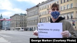 Один из пикетчиков в Петербурге