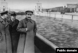 After his own execution in 1940, Yezhov was airbrushed out of the photo with Stalin.