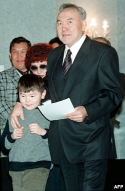 Айсултан Назарбаев жана Нурсултан Назарбаев. 1999-жыл.