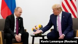 ტრამპის თქმით, აშშ-ს გუშინ „კარგი და პროდუქტიული მოლაპარაკებები“ ჰქონდა ვლადიმირ პუტინთან. ფოტოზე: დონალდ ტრამპი და ვლადიმირ პუტინი იაპონიაში, 2019 წლის 28 ივნისი