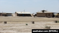 Lebap welaýatyndaky Gazak obasynyň käbir jaýlary. Lebap, aprel, 2012.