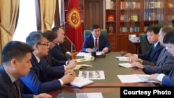 Абылгазиев өткөрүп жаткан жыйындардын бири.