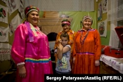 Фершампенуаз авылының халык ансамбле вәкилләре