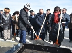 Мухаммедкалый Абылгазиев, посол КНР в Кыргызстане Ду Дэвень и предприниматель Эмилбек Абдыкадыров.