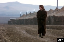 O femeie cecenă, surprinsă în fața corturilor de refugiați din satul Sleptsovskaya, 30 decembrie 1999.
