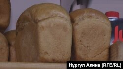 Дүкен сөрелерінде тұрған нан. Көрнекі сурет.