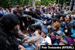 Кезектен тыс президент сайлауы дауыс беру қарсаңында Астана алаңындағы ескерткіш алдына бейбіт наразылық акциясына шыққан азаматтарды полиция күштеп әкетіп жатыр. Алматы, 9 маусым 2022 жыл.